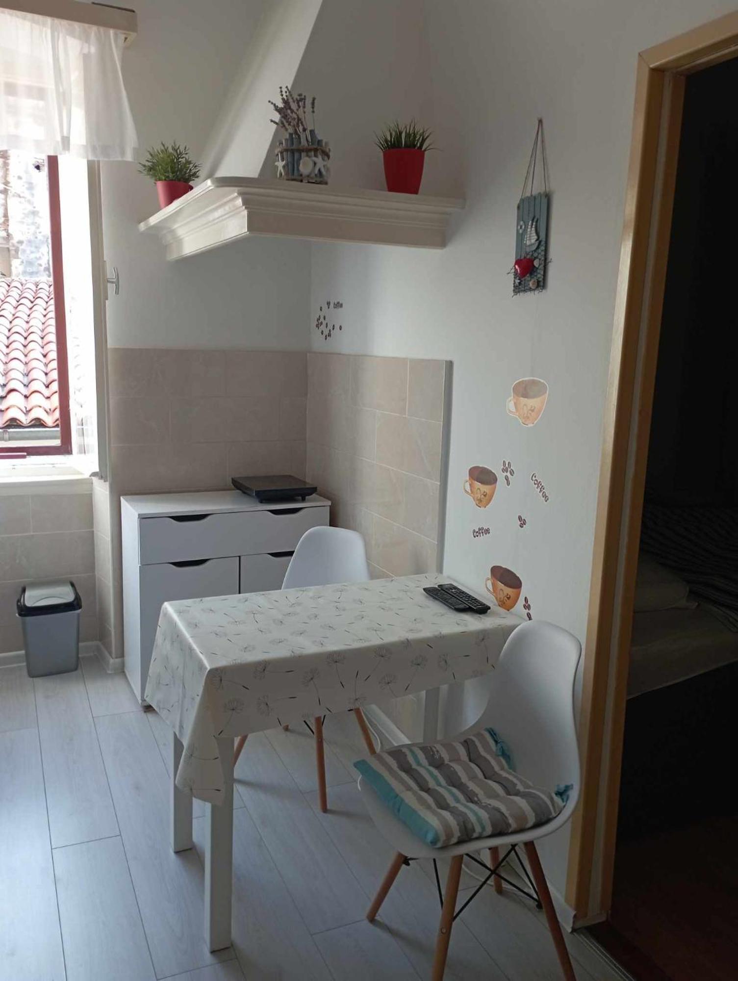 Apartman Angela Ровин Екстериор снимка