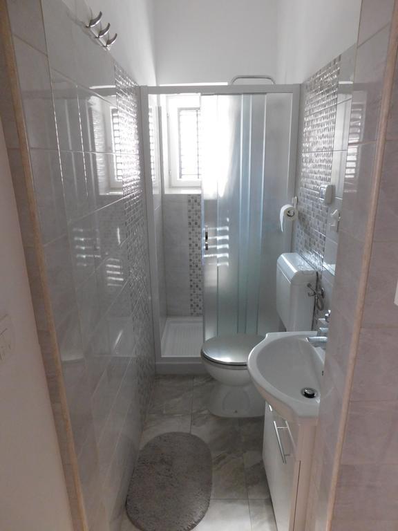 Apartman Angela Ровин Екстериор снимка